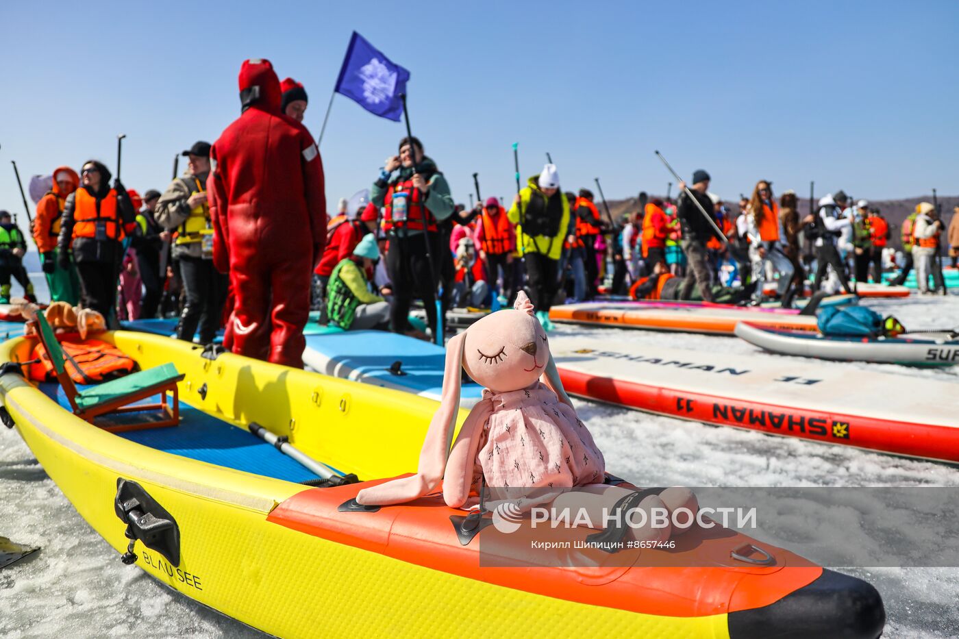 Массовый заплыв на льдине и сапах на Байкале