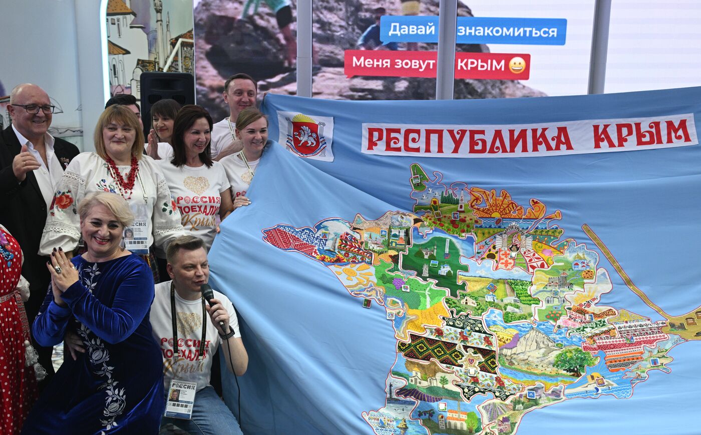 Выставка "Россия". Презентация карты, созданной к 10-летию Крымской весны