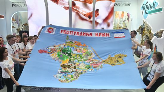 Выставка "Россия". Презентация карты, созданной к 10-летию Крымской весны