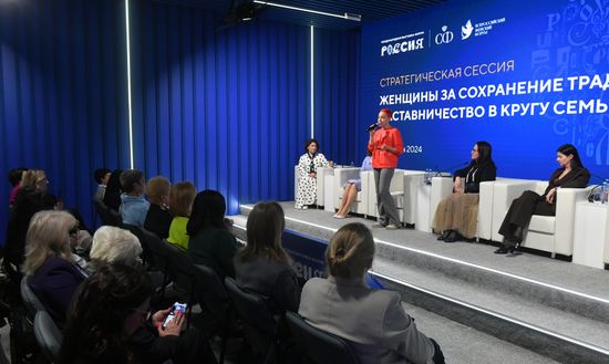  Выставка "Россия". Стратегическая сессия "Женщины за сохранение традиций. Наставничество в кругу семьи и на работе"