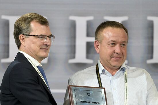 Выставка "Россия". Церемония награждения за выдающиеся достижения при реализации уникальных инновационных проектов из высокотехнологичной продукции на основе алюминия