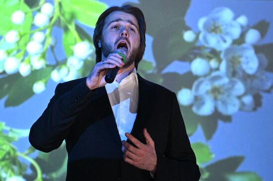 Международная выставка-форум "Россия"
Световое шоу в сопровождении живого оперного пения, павильон №19 "Атом"
Иван Гынгазов, солист Мариинского театра, Михайловского театра и Большого театра России Место: Россия, Москва. Автор: Кирилл Зыков/РИА Новости. Выставка "Россия". Световое шоу в сопровождении живого оперного пения