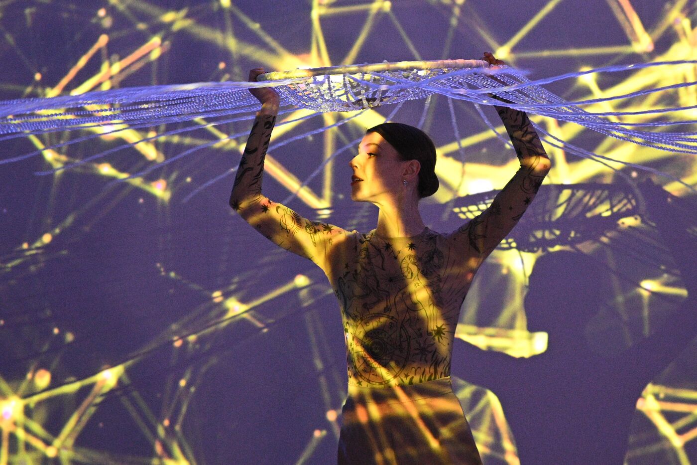 Выставка "Россия". Световое шоу в сопровождении живого оперного пения