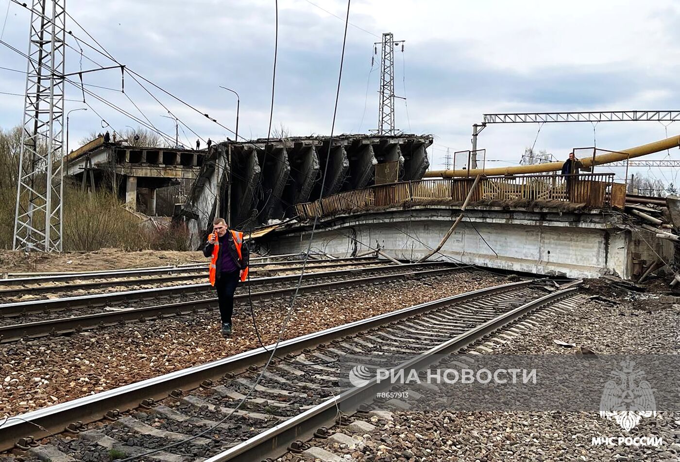 Путепровод обрушился в Смоленской области 