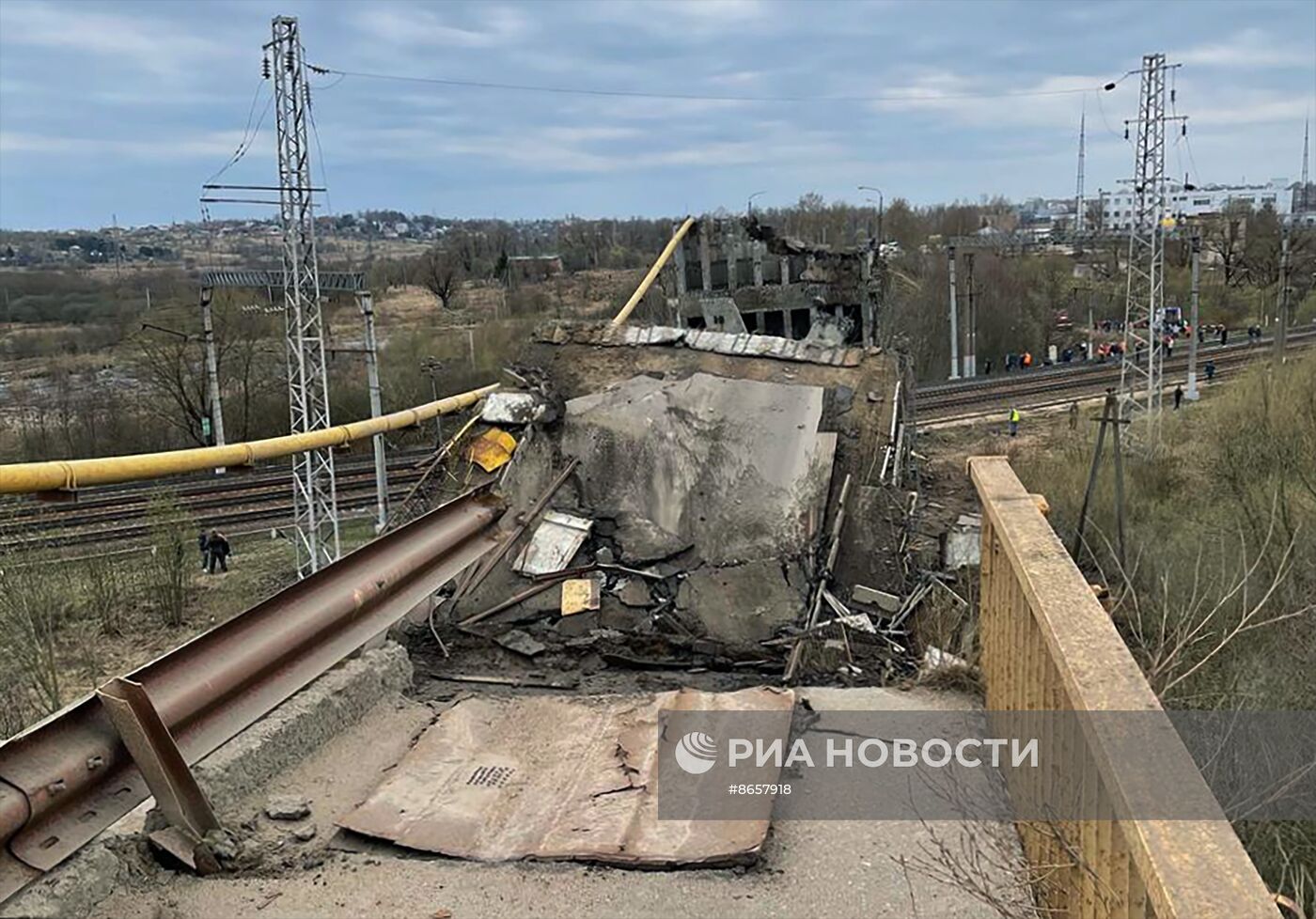 Путепровод обрушился в Смоленской области 