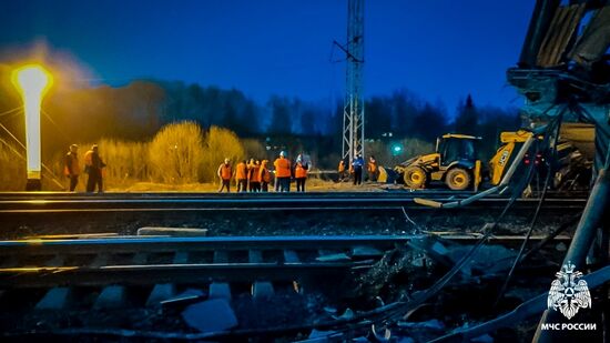 Путепровод обрушился в Смоленской области 