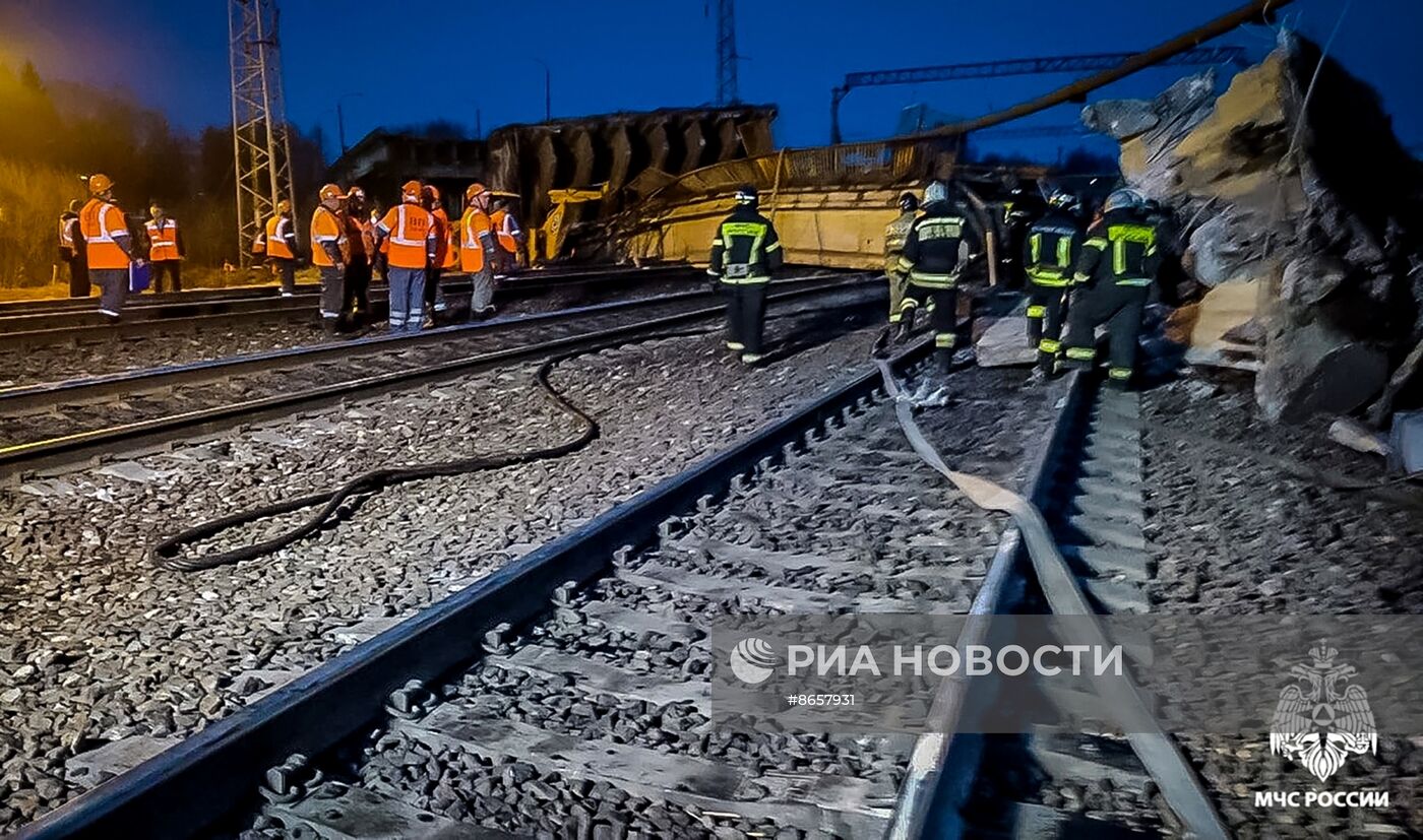 Путепровод обрушился в Смоленской области 