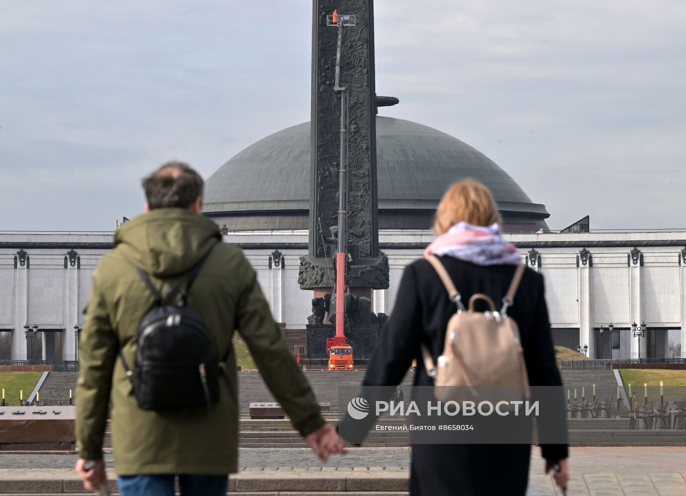 Промывка монумента Победы на Поклонной горе