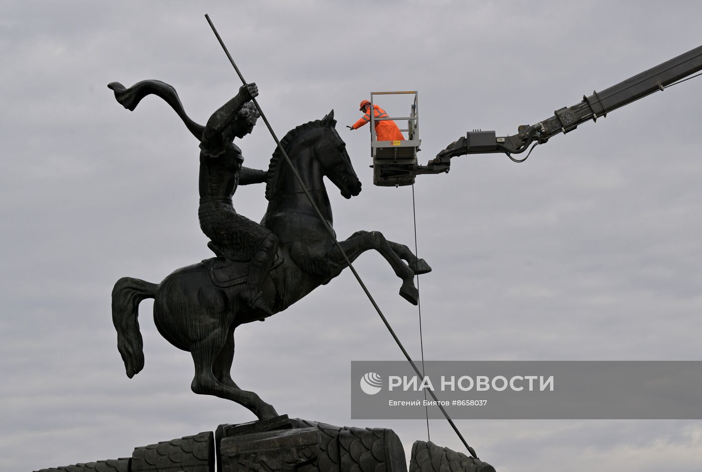 Промывка монумента Победы на Поклонной горе