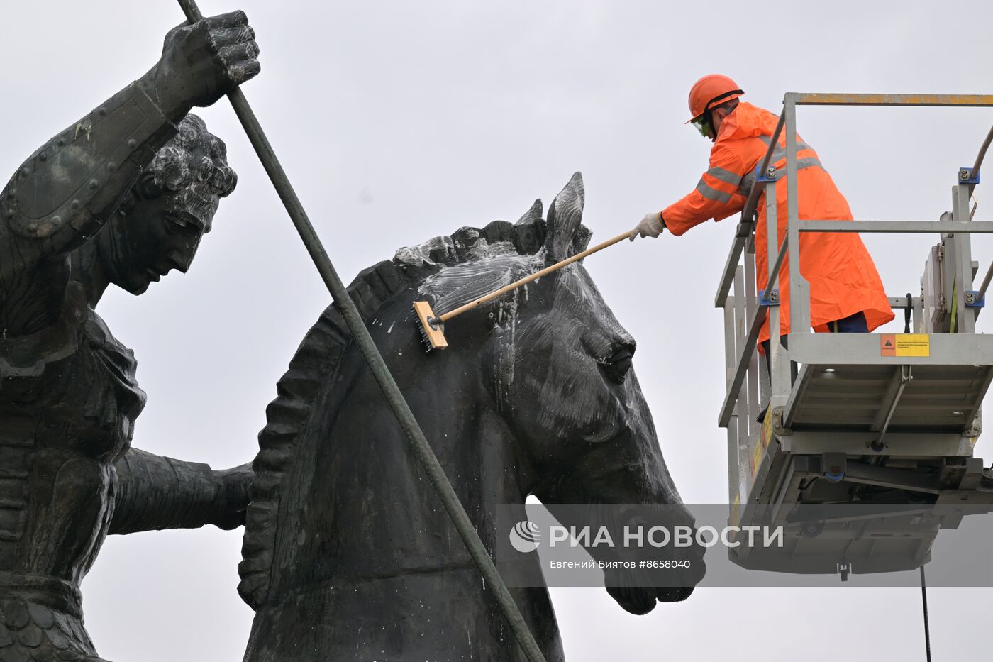 Промывка монумента Победы на Поклонной горе