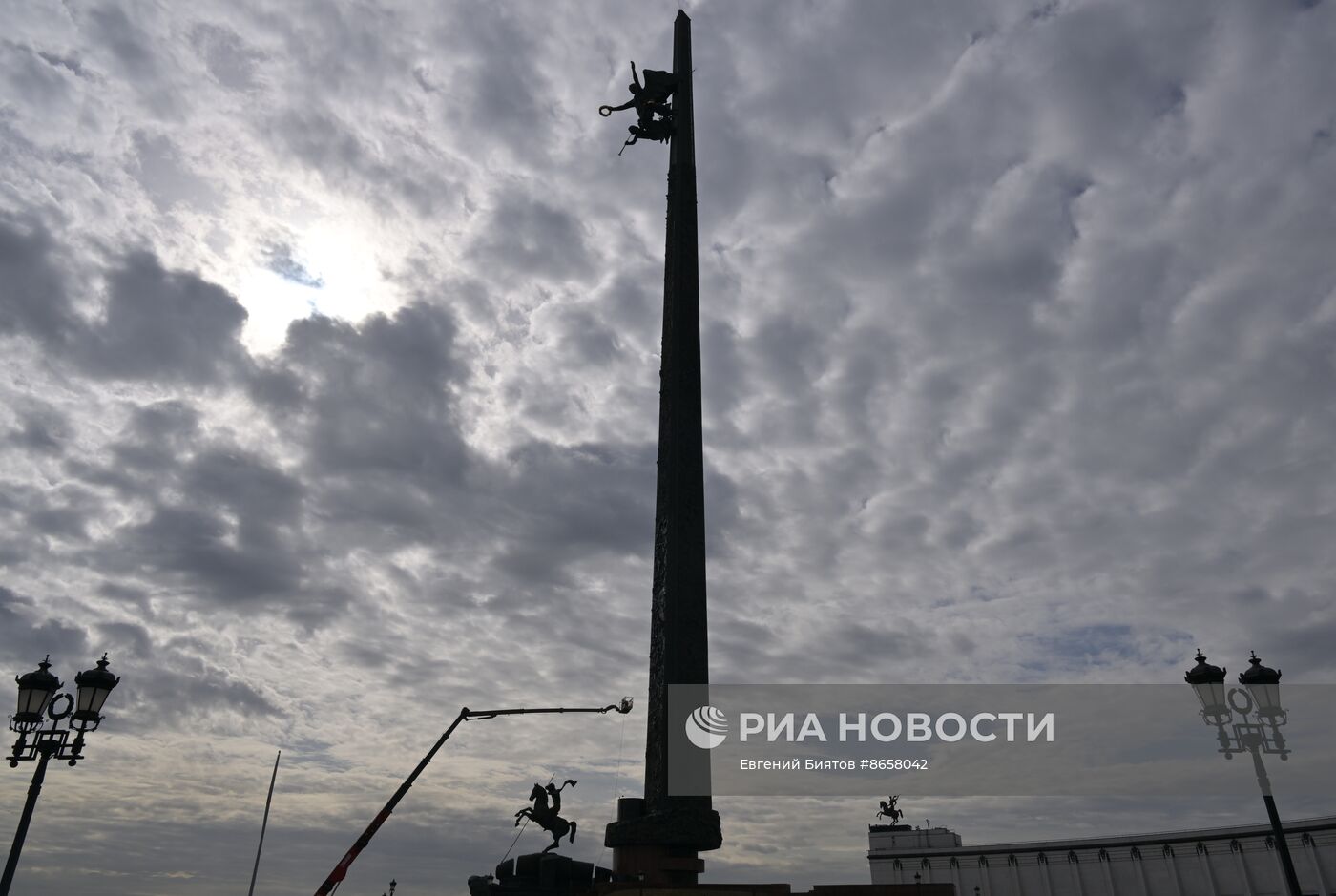 Промывка монумента Победы на Поклонной горе