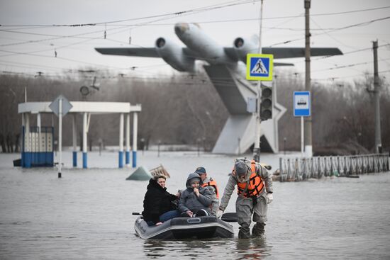 Последствия прорыва дамбы в Орске