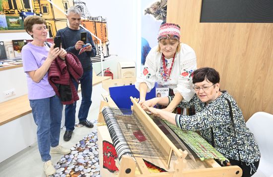 Выставка "Россия". Мастер-класс "Ткачество на ткацком станке"