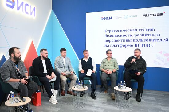 Выставка "Россия". Стратегическая сессия с лидерами общественного мнения и СМИ новых регионов РФ: безопасность, развитие и перспективы пользователей на платформе RUTUBE