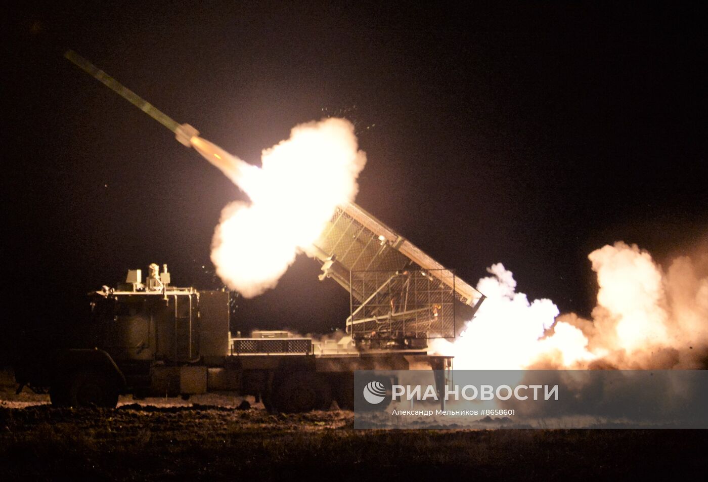 Стрельбы из тяжелых огнеметных систем ТОС-1 и ТОС-2 на полигоне Минобороны РФ