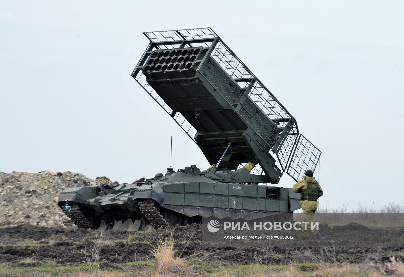 Стрельбы из тяжелых огнеметных систем ТОС-1 и ТОС-2 на полигоне Минобороны РФ