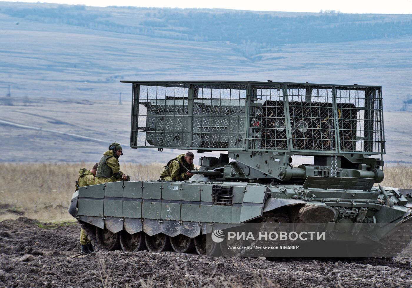 Стрельбы из тяжелых огнеметных систем ТОС-1 и ТОС-2 на полигоне Минобороны РФ