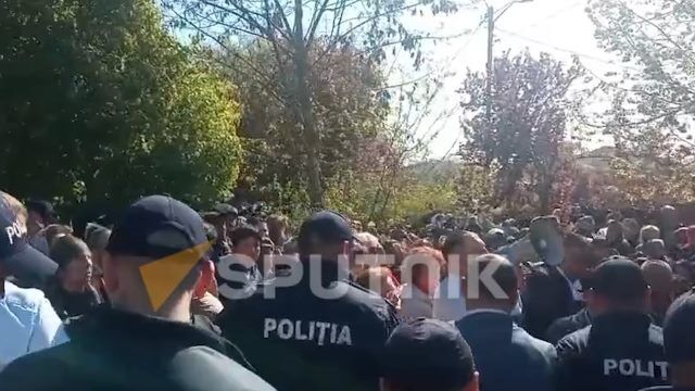 Реакция протестующих на то, что правоохранители не дают им пройти к зданию университета