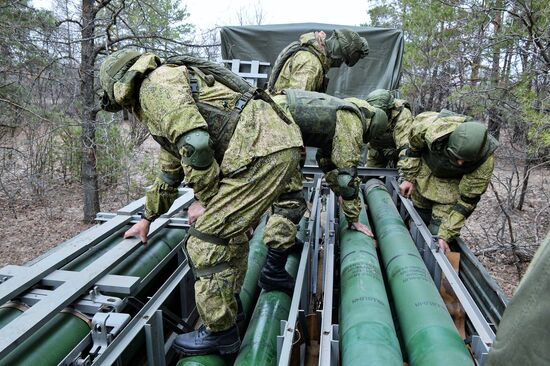 Стрельбы из тяжелых огнеметных систем ТОС-1 и ТОС-2 на полигоне Минобороны РФ