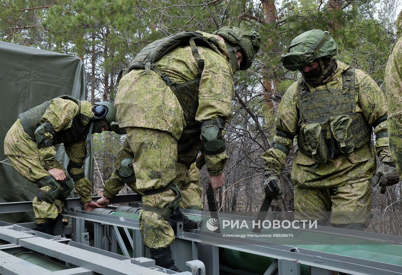 Стрельбы из тяжелых огнеметных систем ТОС-1 и ТОС-2 на полигоне Минобороны РФ