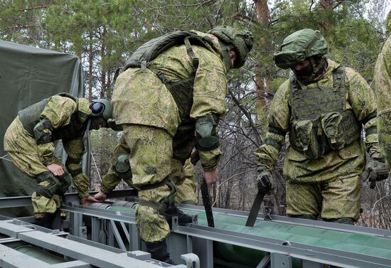 Стрельбы из тяжелых огнеметных систем ТОС-1 и ТОС-2 на полигоне Минобороны РФ