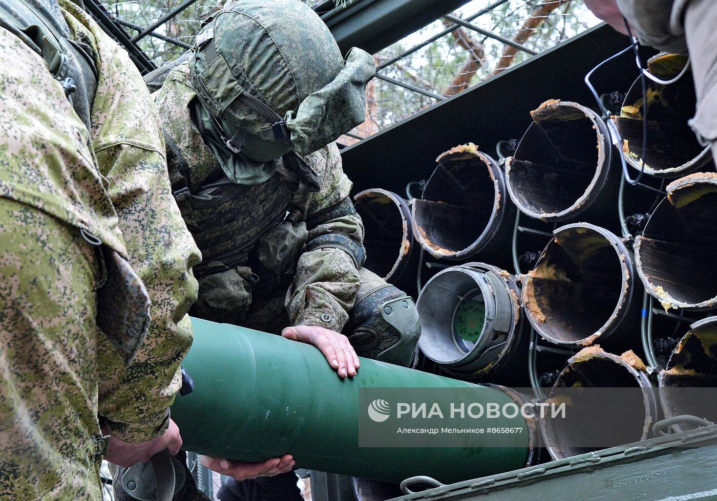 Стрельбы из тяжелых огнеметных систем ТОС-1 и ТОС-2 на полигоне Минобороны РФ