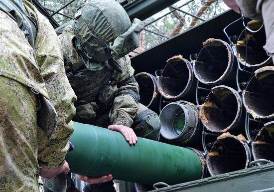 Стрельбы из тяжелых огнеметных систем ТОС-1 и ТОС-2 на полигоне Минобороны РФ