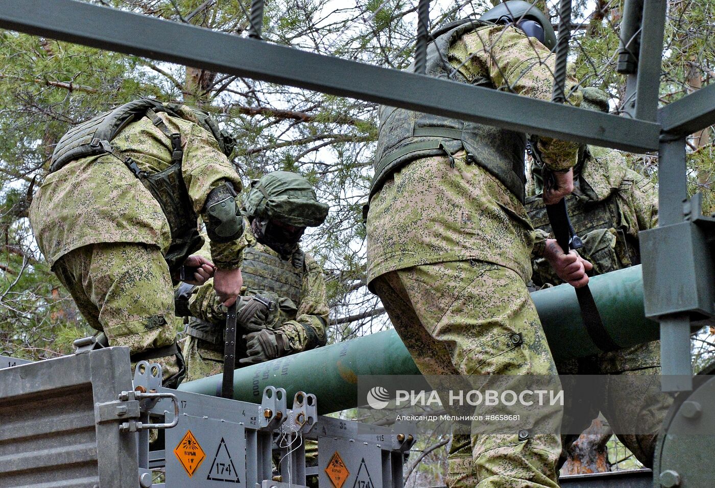 Стрельбы из тяжелых огнеметных систем ТОС-1 и ТОС-2 на полигоне Минобороны РФ