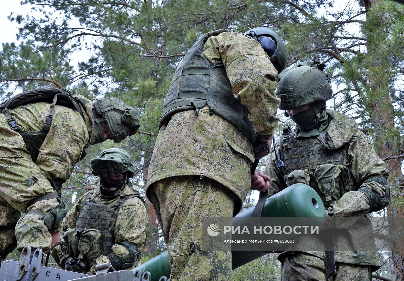 Стрельбы из тяжелых огнеметных систем ТОС-1 и ТОС-2 на полигоне Минобороны РФ