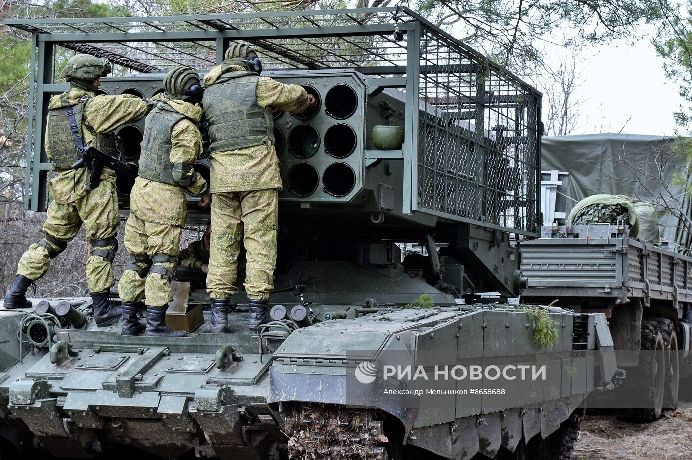 Стрельбы из тяжелых огнеметных систем ТОС-1 и ТОС-2 на полигоне Минобороны РФ