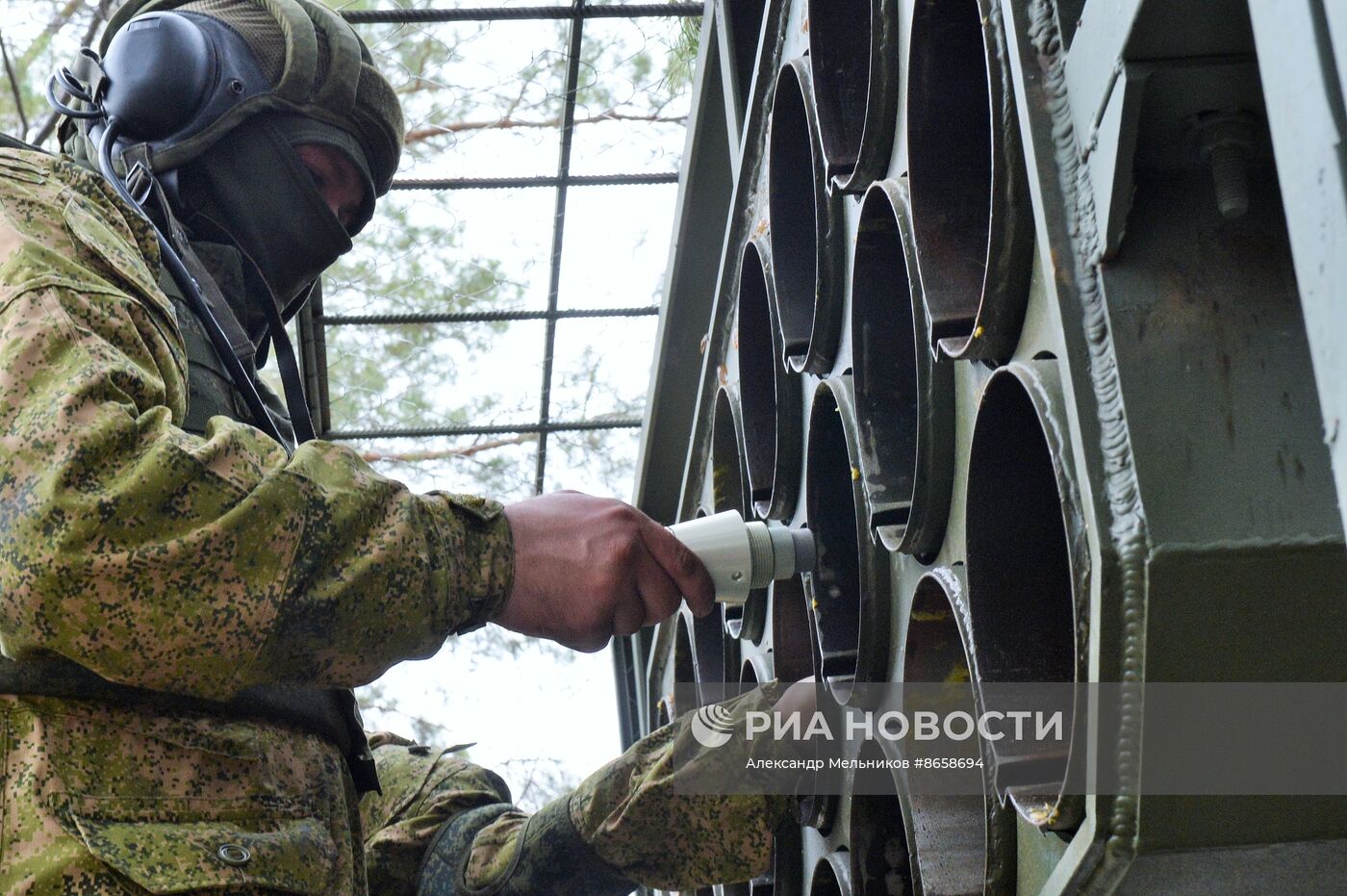 Стрельбы из тяжелых огнеметных систем ТОС-1 и ТОС-2 на полигоне Минобороны РФ