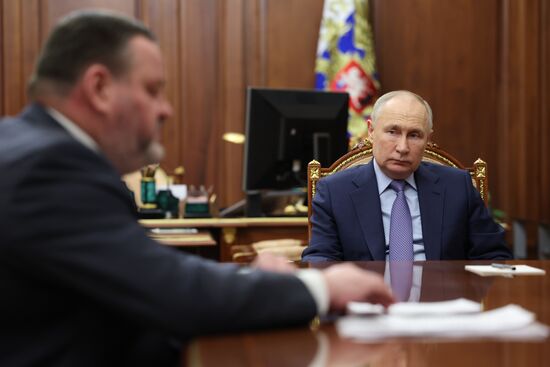 Рабочая встреча президента Владимира Путина с министром труда и социальной защиты Антоном Котяковым