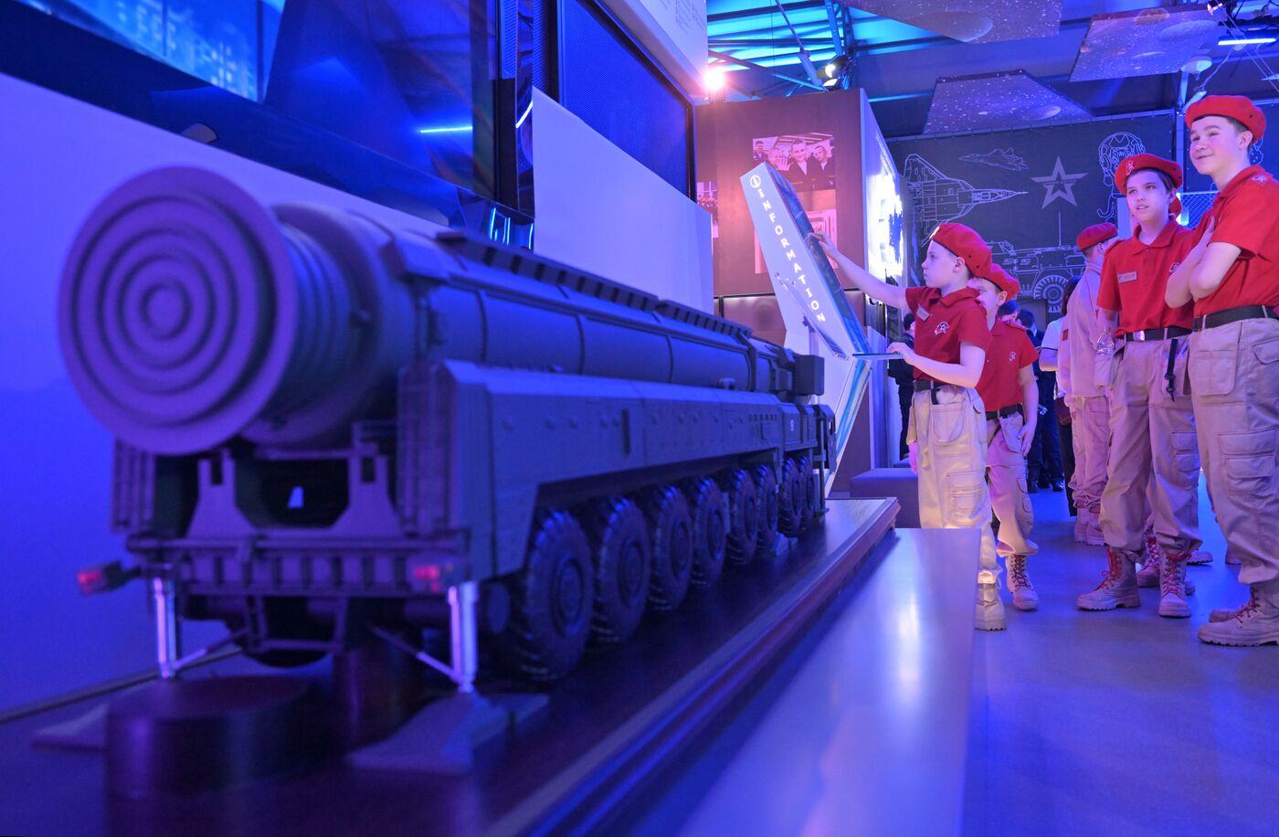 Выставка "Россия". Экскурсия со "Знанием" "Армия России - старт в успешное будущее"