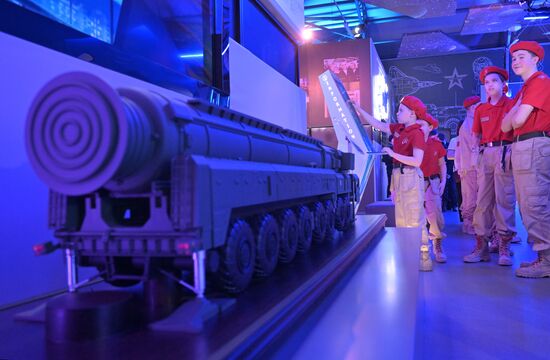 Выставка "Россия". Экскурсия со "Знанием" "Армия России - старт в успешное будущее"