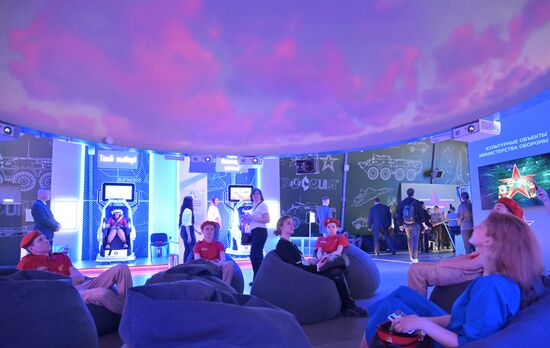 Выставка "Россия". Экскурсия со "Знанием" "Армия России - старт в успешное будущее"