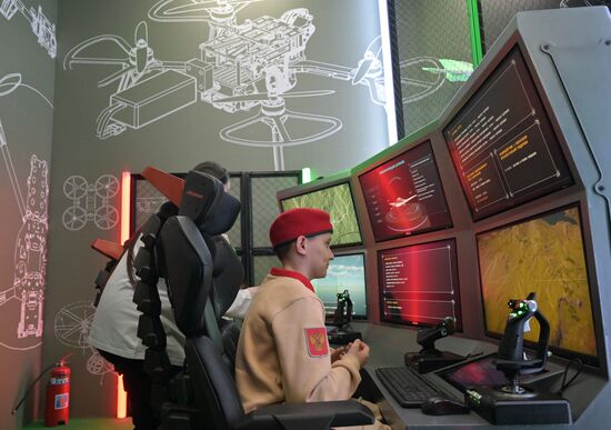 Выставка "Россия". Экскурсия со "Знанием" "Армия России - старт в успешное будущее"