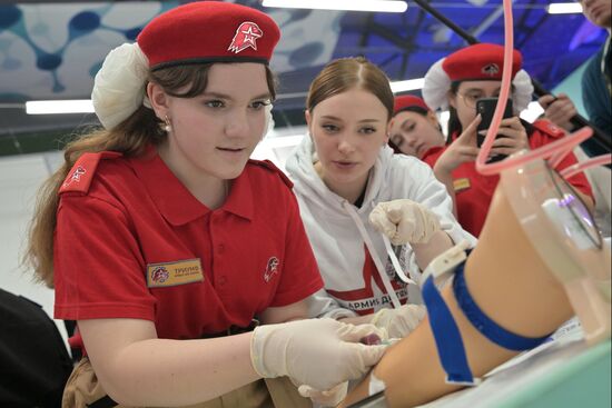 Выставка "Россия". Экскурсия со "Знанием" "Армия России - старт в успешное будущее"