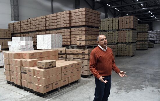 Работа индийской чаеразвесочной фабрики "Джей Ти" во Владивостоке 