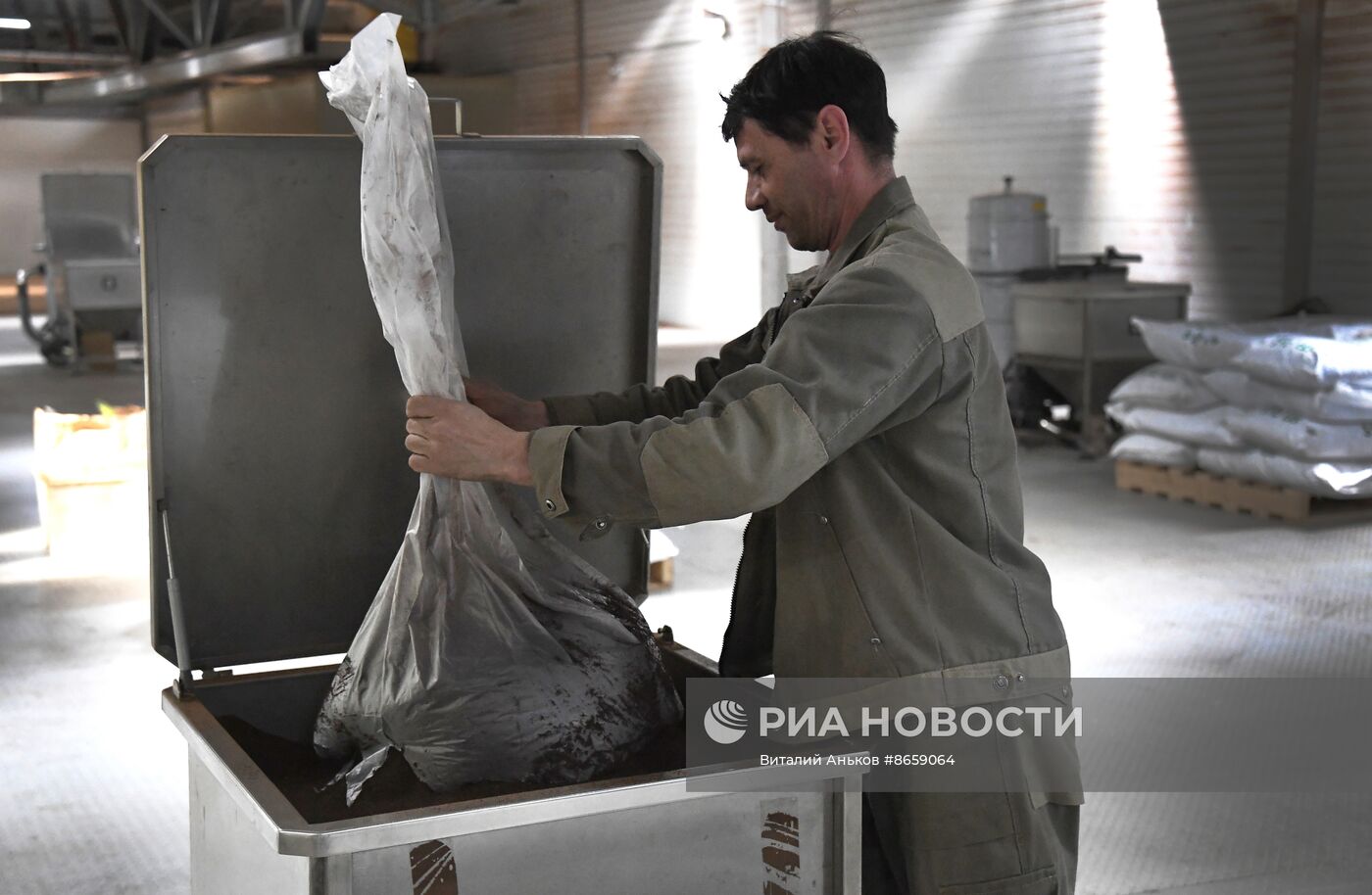 Работа индийской чаеразвесочной фабрики "Джей Ти" во Владивостоке 