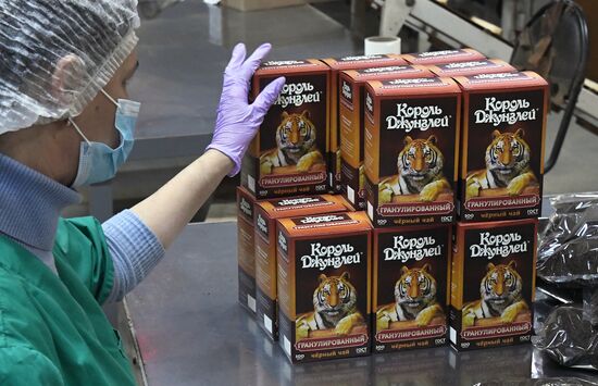 Работа индийской чаеразвесочной фабрики "Джей Ти" во Владивостоке 