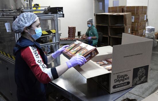 Работа индийской чаеразвесочной фабрики "Джей Ти" во Владивостоке 