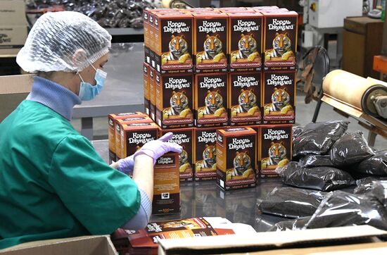 Работа индийской чаеразвесочной фабрики "Джей Ти" во Владивостоке 