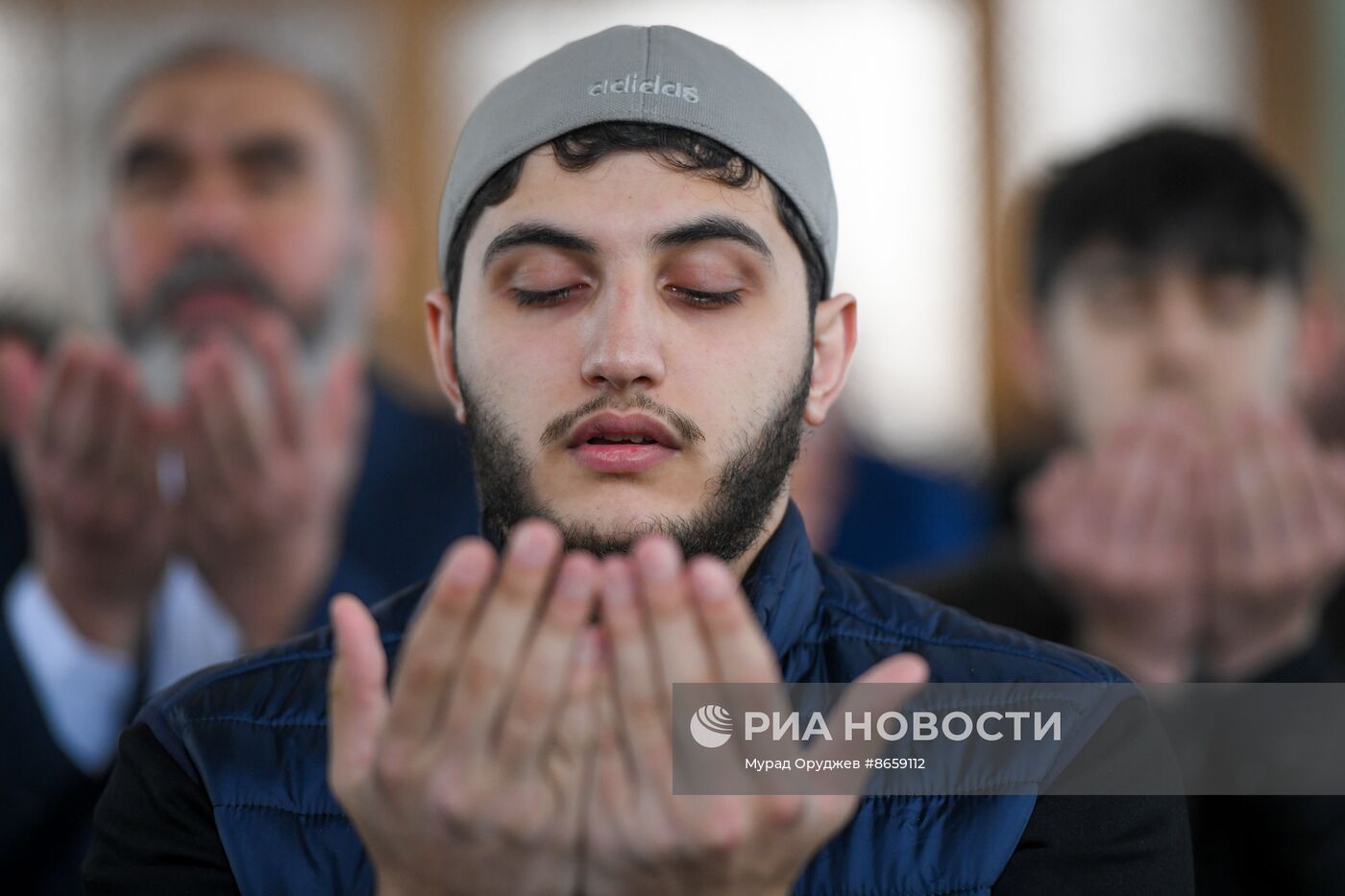 Праздничный намаз в мечети Тезепир в Баку
