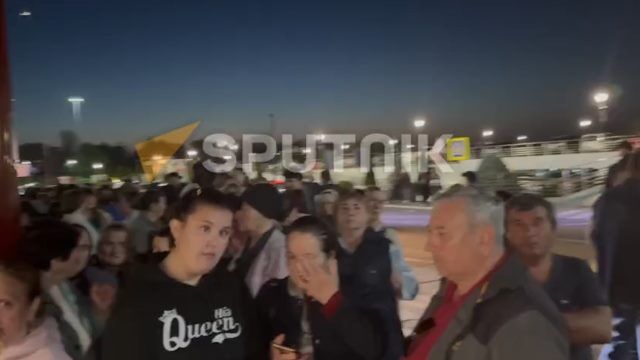 Основную массу встречающих полицейские выгнали из здания аэропорта на улицу