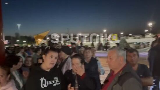 Основную массу встречающих полицейские выгнали из здания аэропорта на улицу