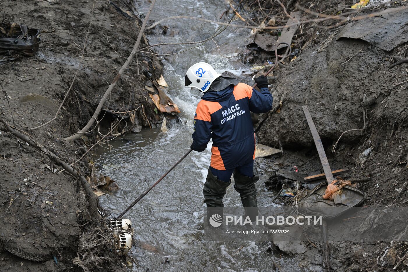 Очистка русла малой реки Ельцовка в преддверии паводка в Новосибирске