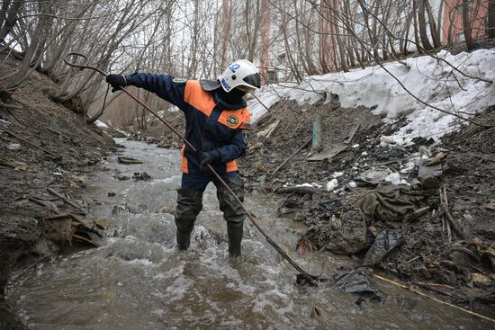Очистка русла малой реки Ельцовка в преддверии паводка в Новосибирске