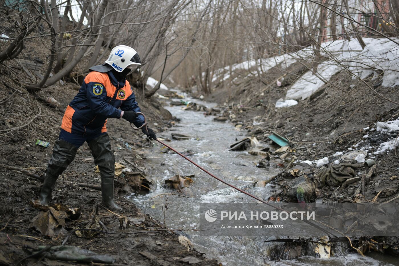 Очистка русла малой реки Ельцовка в преддверии паводка в Новосибирске