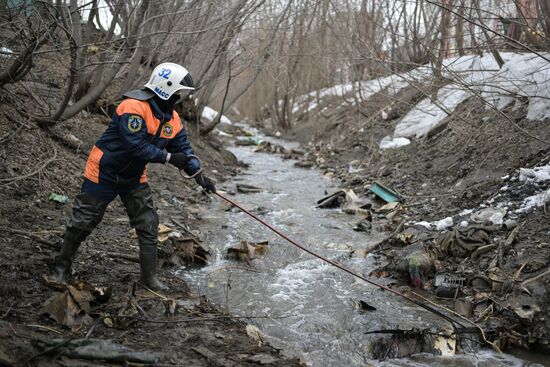 Очистка русла малой реки Ельцовка в преддверии паводка в Новосибирске