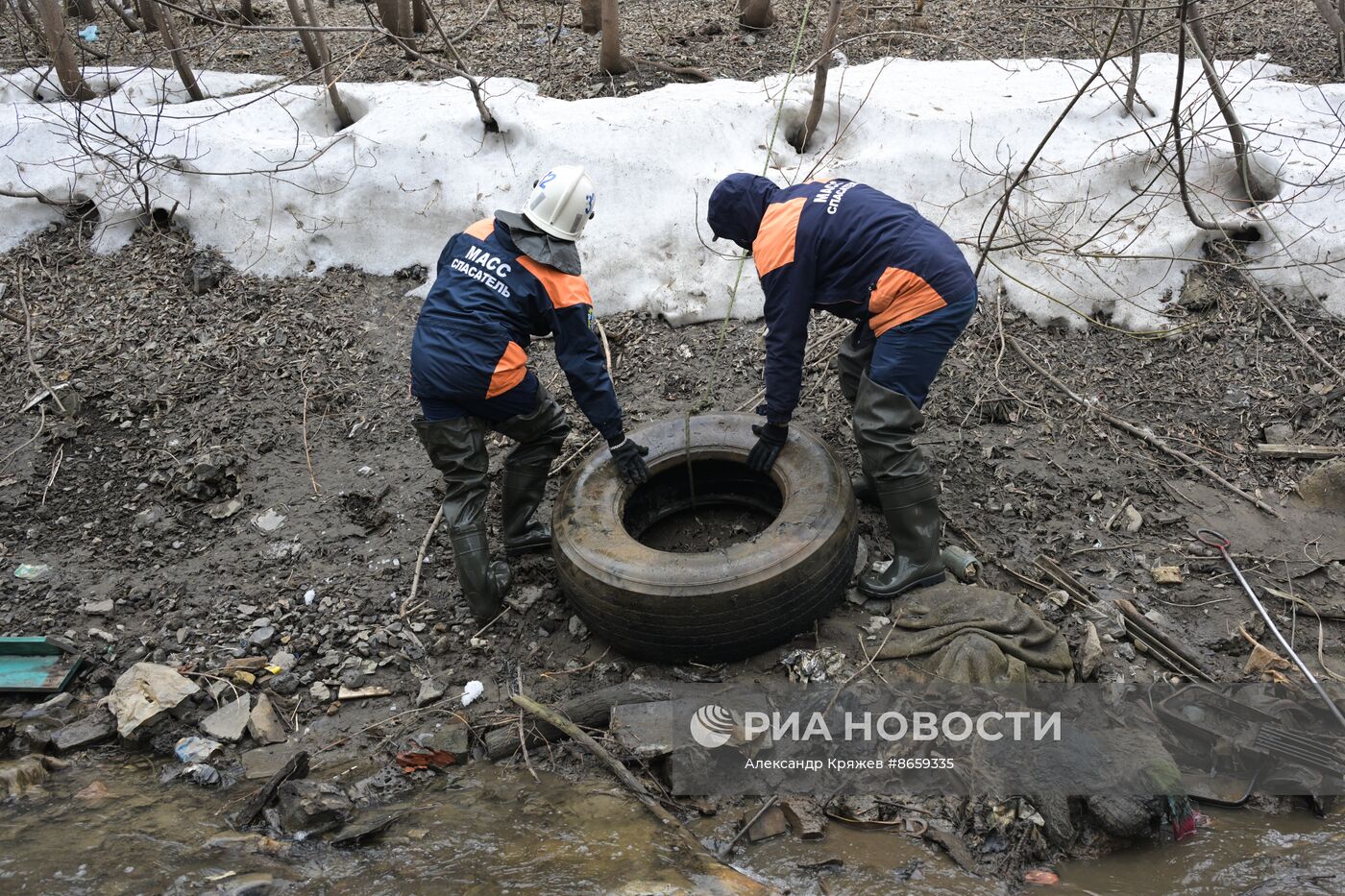 Очистка русла малой реки Ельцовка в преддверии паводка в Новосибирске
